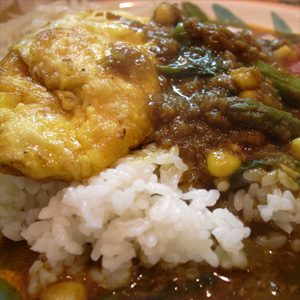 今夜の夕食は近所のカレー屋