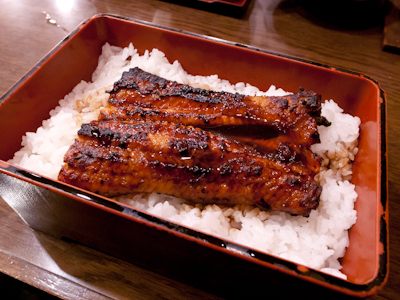 「宇奈とと」で鰻。