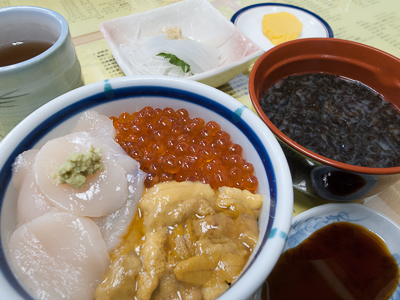 巴(ともえ)丼