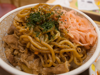 巷で話題（？）のすき家「やきそば牛丼」を食ってきた。