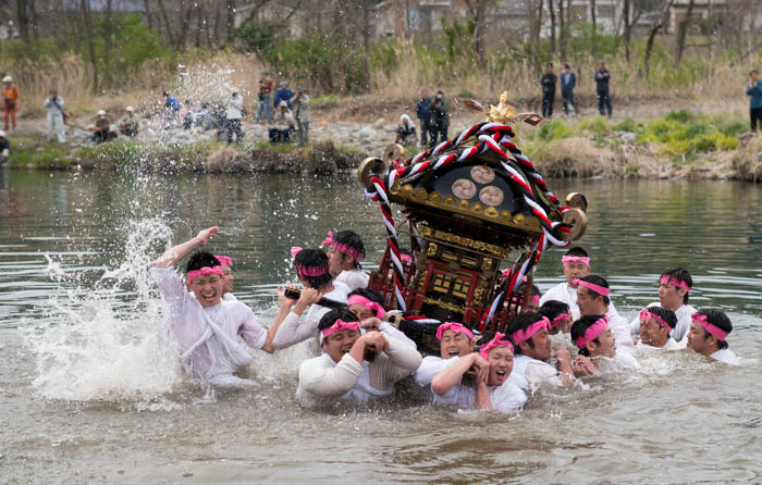 八雲神社 神輿の川入れ