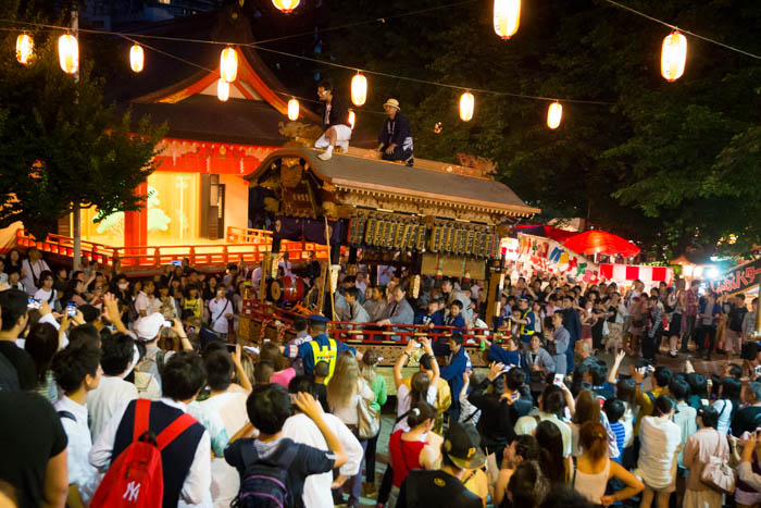 花園神社神幸祭の山車。