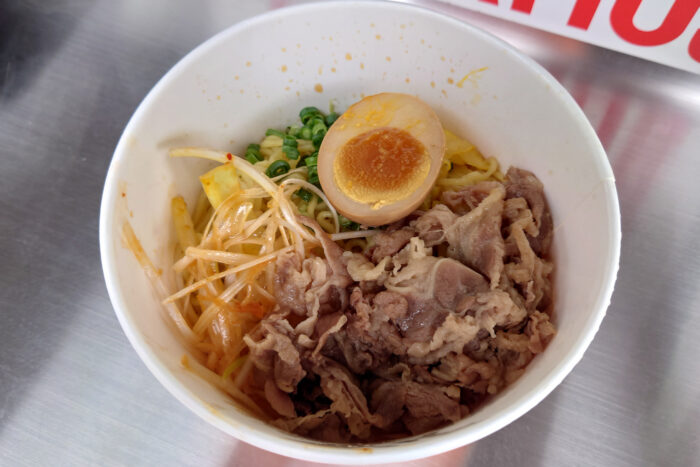 ピリ辛肉盛り冷やし麺