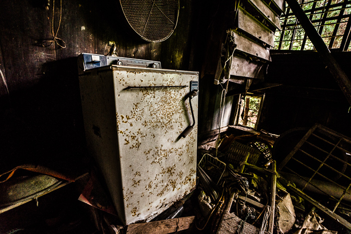 廃村に残る廃洗濯機。