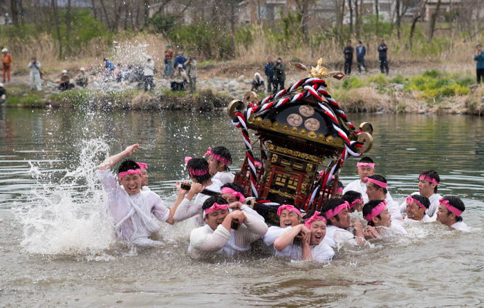 はむら花と水のまつり2014で「八雲神社 神輿の川入れ」を見てきました。